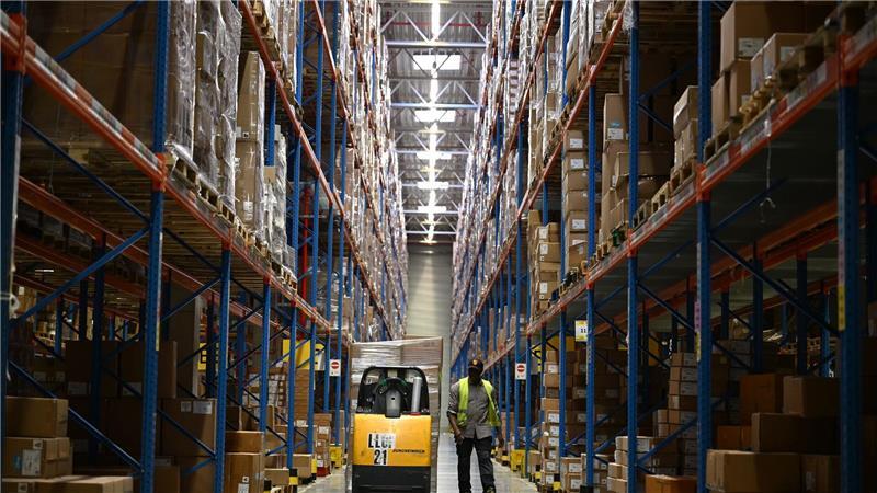 Höheres Briefporto lässt bei der Post die Kassen klingeln Ein Hochregallager von DHL mit Unmengen an Paketen, die an Einzelhändler in Deutschland geschickt werden. (Archivbild)
