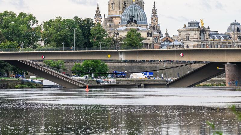 Ein Hochwasser in der Elbe könnte die Arbeiten an der eingestürzten Carolabrücke erschweren.