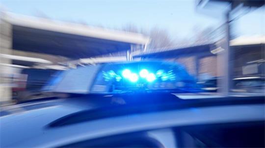 Ein Hochzeitskorso bei Bremen zieht einen etwa 90-minütigen Polizeieinsatz nach sich. (Symbolbild)