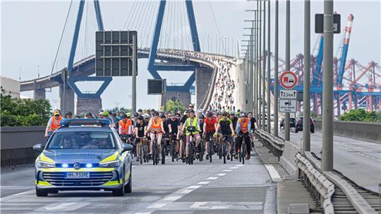 Ein Höhepunkt der Fahrradsternfahrt: die Köhlbrandbrücke.