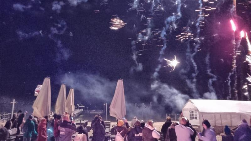 Drachenfest: Fahrstuhlwind zwingt Adler auf Krautsand zur Landung Ein Höhepunkt des Drachenfestes auf Krautsand: das Nachtfliegen mit beleuchteten Drachen und Feuerwerk lockte viele Besucher.
