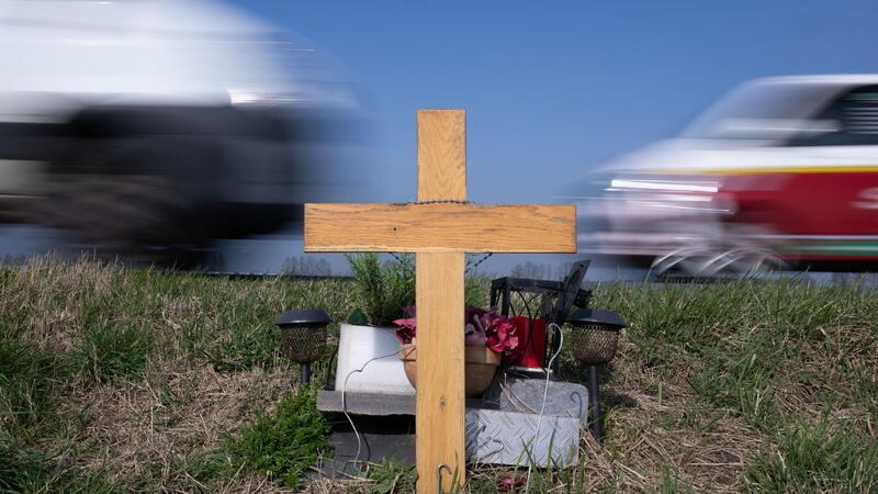 Weniger Todesopfer bei Verkehrsunfällen im Norden Ein Holzkreuz erinnert an einer Straße an das Opfer eines Verkehrsunfalls.