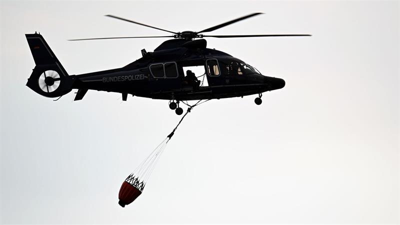 Ein Hubschrauber der Polizei fliegt über Kleinhau.