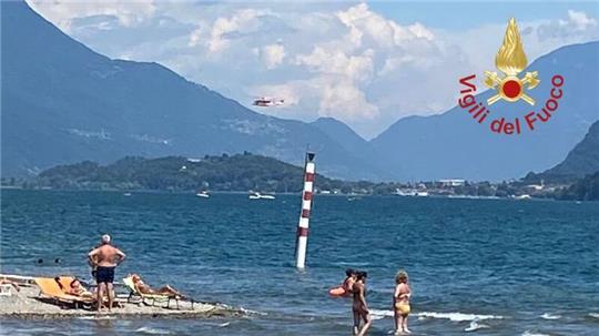 Ein Hubschrauber der italienischen Feuerwehr fliegt über den Comer See. Die Leiche eines deutschen Touristen ist nach einer mehrtägigen Suche im Comer See im Norden Italiens gefunden worden. 