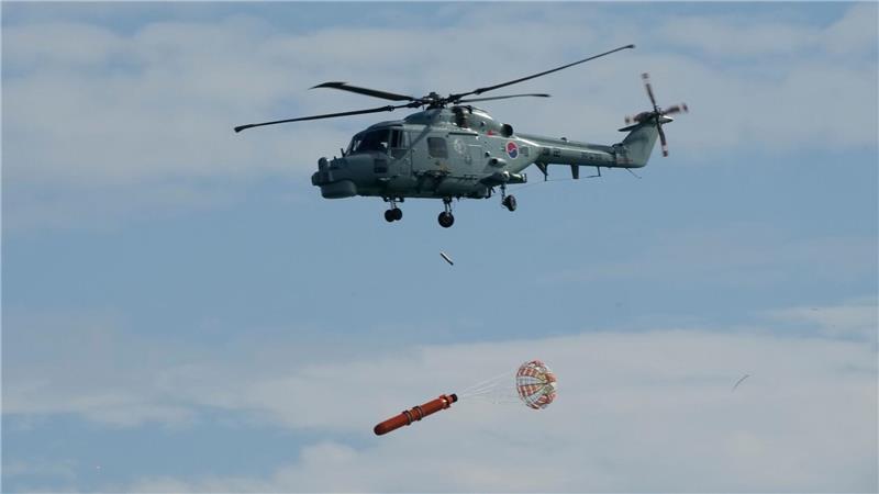 Bilder des Tages Ein Hubschrauber der südkoreanischen Marine wirft während einer Übung vor der südkoreanischen Küste bei Busan einen Torpedo ab.