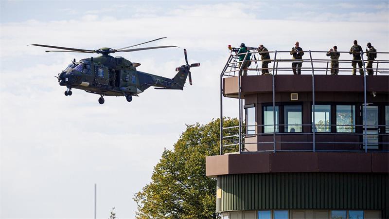 Ein Hubschrauber fliegt bei einer Leistungsschau über den Heeresflugplatz. 