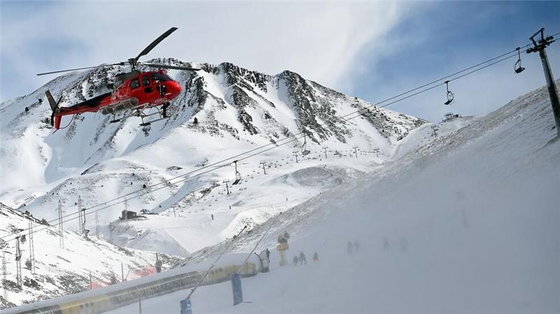 Ein Hubschrauber fliegt nach Skilift-Unfall mit mehr als 30 Verletzten über spanischem Skigebiet Astún.