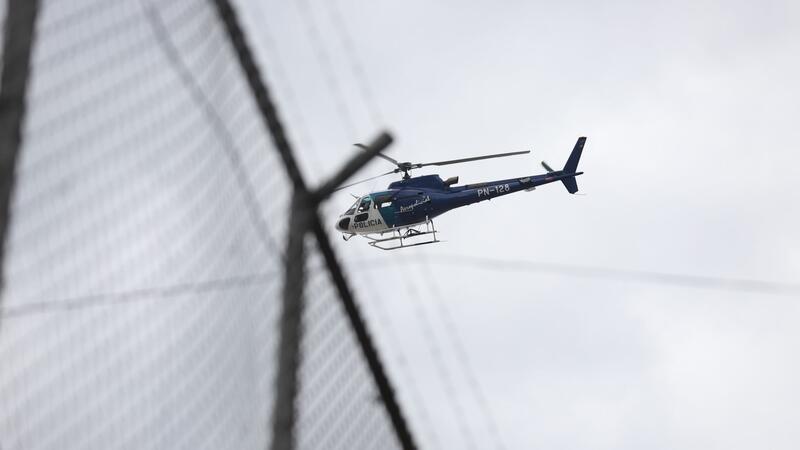 Gefängnis-Chaos: Ecuadors Präsident erklärt Ausnahmezustand Ein Hubschrauber fliegt über dem Zaun des Gefängnisses Inca im Norden der Hauptstadt.