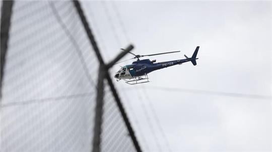 Ein Hubschrauber fliegt über dem Zaun des Gefängnisses Inca im Norden der Hauptstadt.
