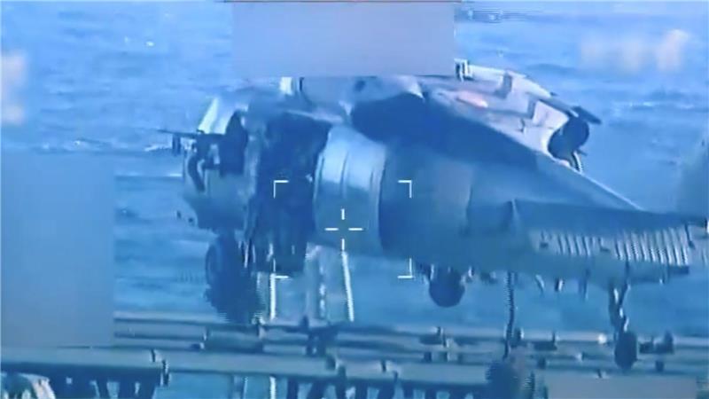 Ein Hubschrauber flog die Soldaten zu dem Schiff.