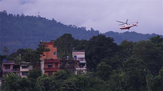 Ein Hubschrauber führt einen Rettungseinsatz durch.