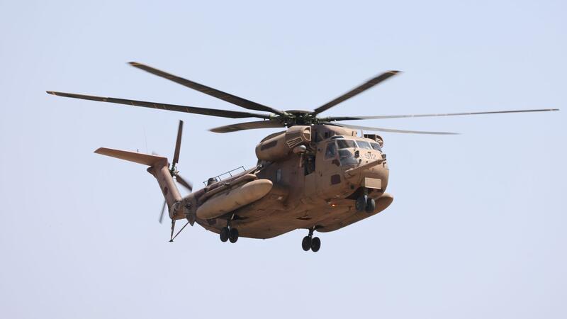 Ein Hubschrauber mit den geretteten israelischen Geiseln kommt im Sheba Medical Center an.