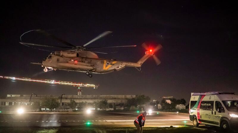 Feuerpause im Gaza-Krieg wird fortgesetzt Ein Hubschrauber mit freigelassenen israelischen Geiseln landet auf dem Sheba Medical Center in Ramat Gan.