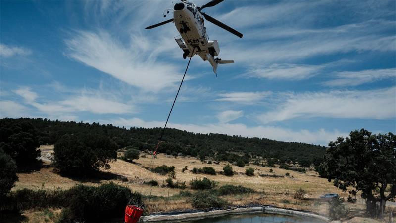 Großer Waldbrand bei Madrid außer Kontrolle Ein Hubschrauber unterstützt die Löscharbeiten in dem Gebiet von Guadalajara bei Madrid.