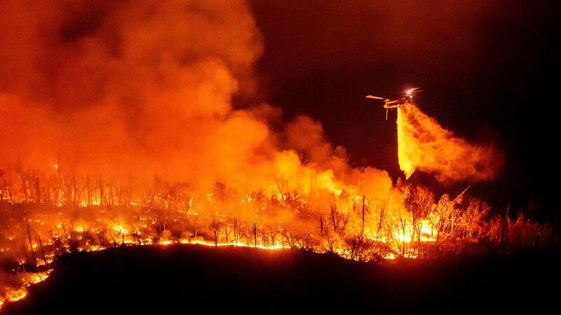 Waldbrände in Kalifornien: Tausende evakuiert Ein Hubschrauber wirft Wasser auf das Thompson-Feuer