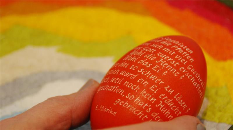 Ein Hühner-Ei mit schöner Schrift verziert.