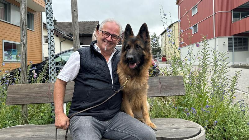 Ein Hundehalter aus Baden-Württemberg freut sich über die Rettung seiner totgeglaubten Hündin Ayla.