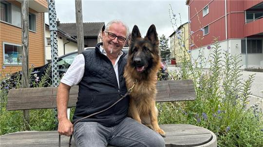 Ein Hundehalter aus Baden-Württemberg freut sich über die Rettung seiner totgeglaubten Hündin Ayla.