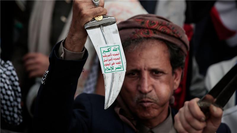 Ein Huthi-Anhänger hebt einen traditionellen jemenitischen Dolch (Jambiya) mit dem Huthi-Slogan (Sarkha), der übersetzt „Allah ist der Größte, Tod für Amerika, Tod für Israel, Fluch über die Juden, Sieg für den Islam“ bedeutet, während einer Demonstration in Sanaa.