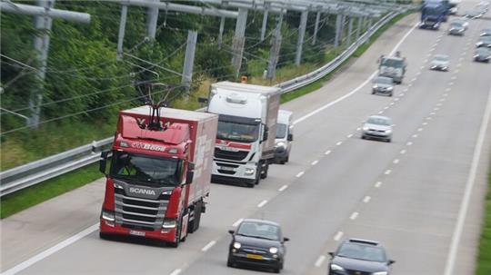 Ein Hybridlaster fährt über die E-Highway-Teststrecke auf der Autobahn 1 zwischen Reinfeld und Lübeck.