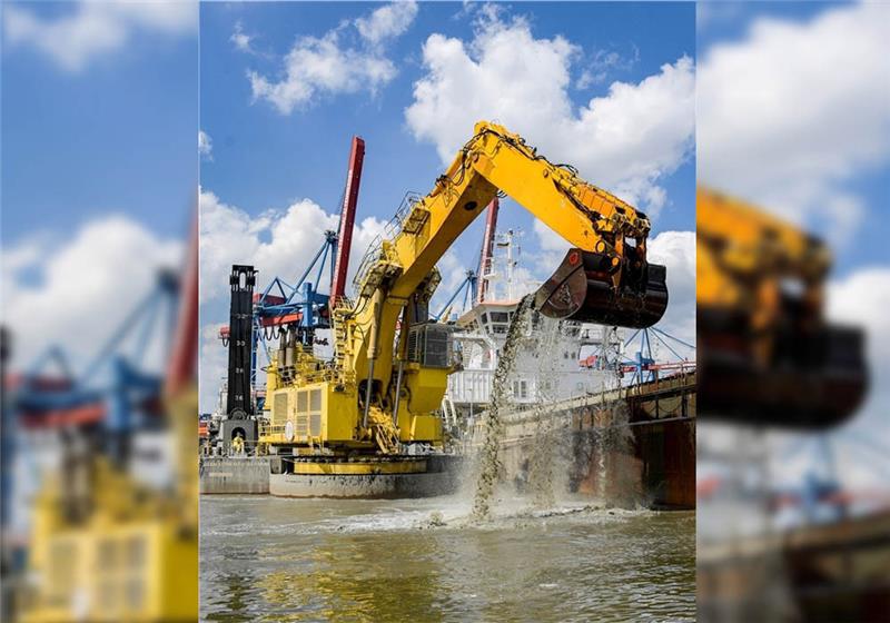 Ein Hydraulikbagger nahe des Containerterminals Altenwerder arbeitet an der Vertiefung des Fahrwassers im Köhlbrand.  Foto: Heimken/dpa