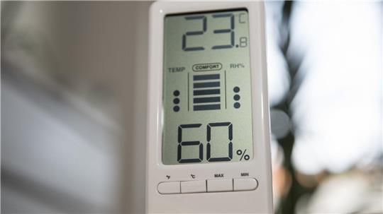 Ein Hygrometer misst in Räumen die relative Luftfeuchtigkeit. Ist diese zu hoch, kann schnell Schimmel entstehen.