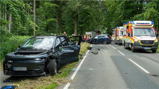 Ein Hyundai, ein Porsche und ein Leapmotor sind bei einem schweren Unfall im Landkreis Harburg verunglückt.