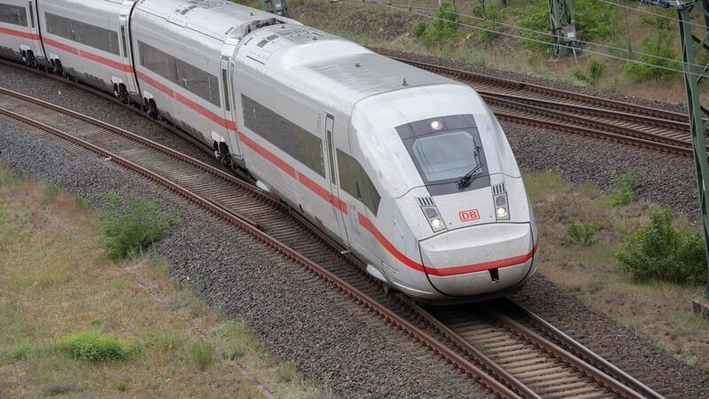 Ein ICE 4 der Deutschen Bahn fährt in Richtung Ostbahnhof.