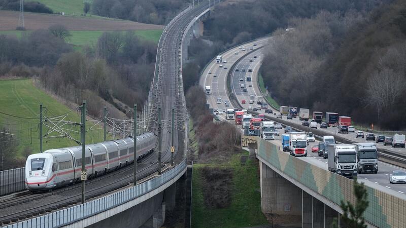Ein ICE der Deutschen Bahn fährt auf der Hochgeschwindigkeitsstrecke zwischen Frankfurt und Köln neben der Autobahn. (Foto Archiv).