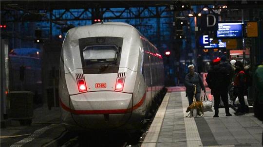 Ein ICE der Deutschen Bahn fährt aus dem Bahnhof.