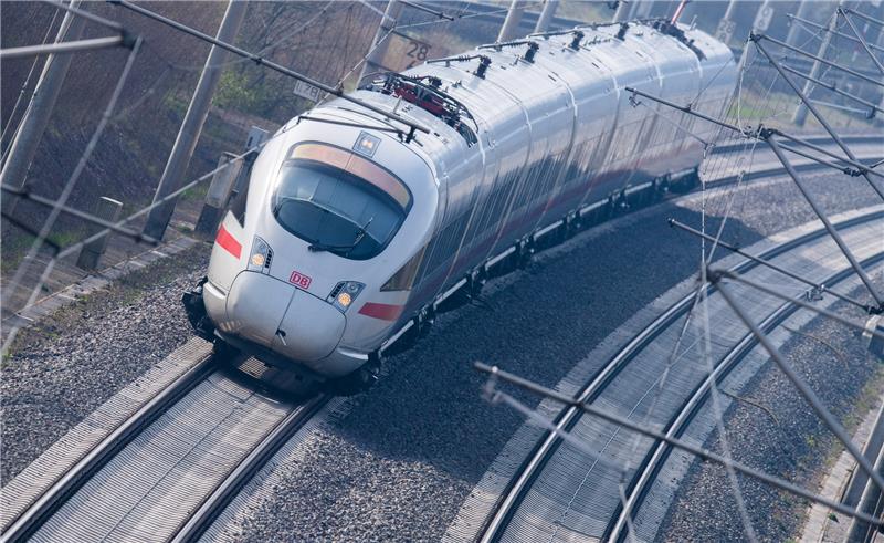 Ein ICE der Deutschen Bahn fährt über eine ICE-Trasse. Foto: Julian Stratenschulte/dpa