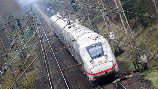 Ein ICE fährt auf der Bahntrasse zwischen Hannover und Hamburg. (Archivbild)