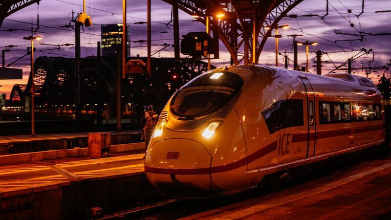 Fernzüge selten mehr als eine Stunde verspätet Ein ICE fährt in den Kölner Hauptbahnhof ein. Wird ein Halt mit weniger als 5:59 Minuten erreicht, gilt der Zug als pünktlich.