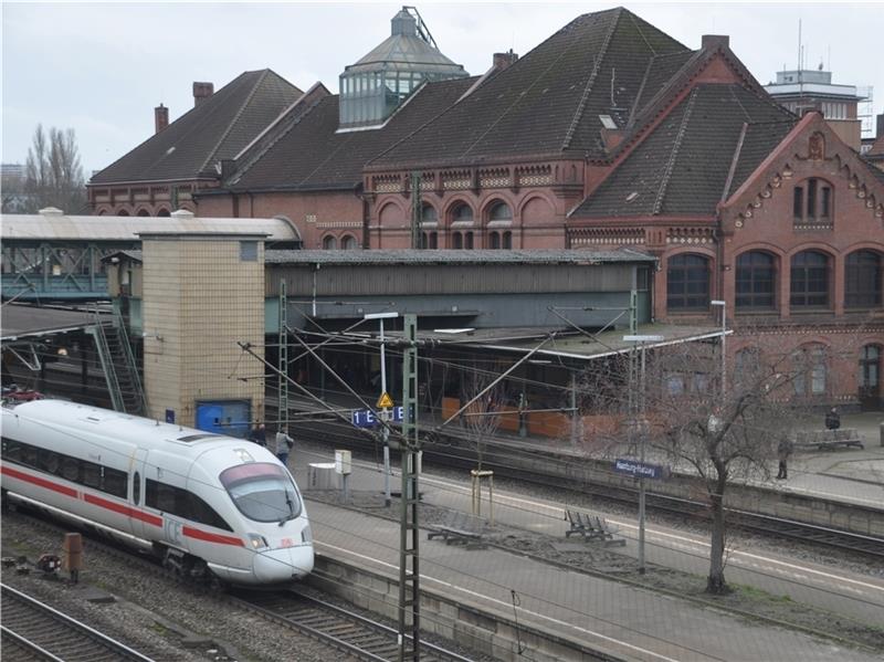 Ein ICE hält am Bahnhof Harburg: Das wird in naher Zukunft so bleiben. Die wegen einer geplanten Baustelle angekündigten Streichungen entfallen.