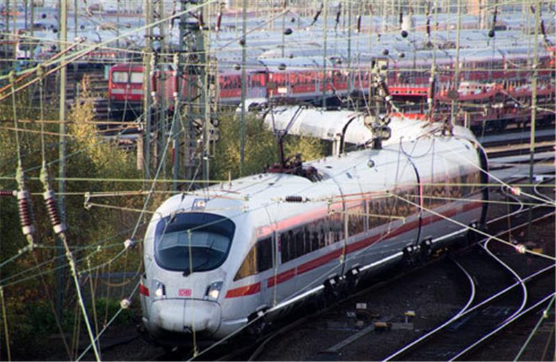 Ein ICE verlässt das Depot in Hamburg Altona. Foto dpa