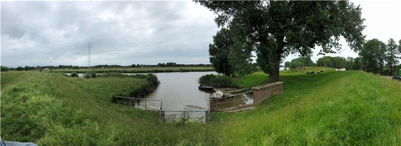 Warum Hinni nach 50 Jahren vom Deich wegziehen muss Ein Idyll: Ausblick vom Deich auf die alte Schleuse und die Einmündung des Burgbeckkanals in die Oste.