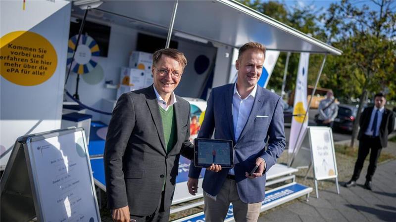 Lauterbach erwartet bessere Versorgung mit E-Akten Ein Infobus soll durch deutsche Städte touren.