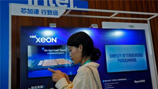 Ein Intel-Stand in Peking wirbt während einer Messe für Xeon-Chips.