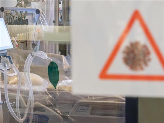 Ein Intensivbett mit Beatmungseinheit steht auf einer Corona-Station. Foto: Robert Michael/dpa-Zentralbild/dpa/Symbolbild