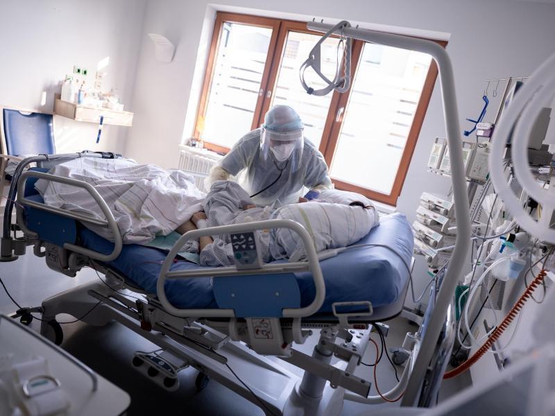 Ein Intensivpfleger auf einer Station in Berlin. Foto: Kay Nietfeld/dpa