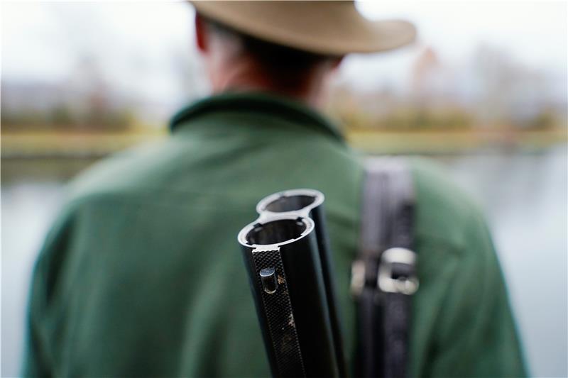 Ein Jäger mit seinem Gewehr: Die Jagd auf Rehe, Hirsche und Damwild wurde in Niedersachsen verlängert. Die Regelung ruft auch Kritik hervor. Foto: dpa