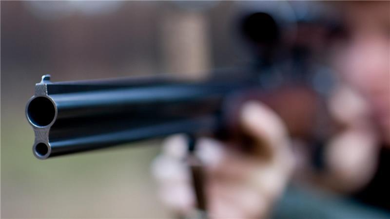 Ein Jäger zielt mit seinem Gewehr. Ab dem 1. April nicht mehr mit Blei-Munition.