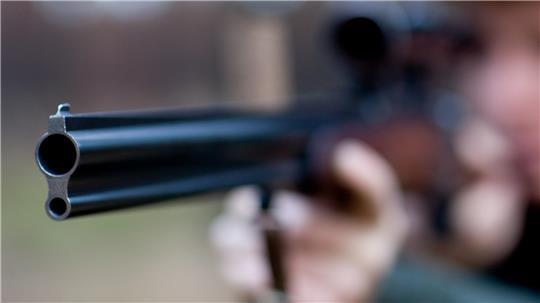Ein Jäger zielt mit seinem Gewehr. Ab dem 1. April nicht mehr mit Blei-Munition.