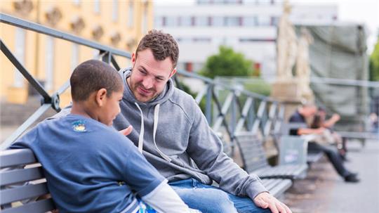 Ein Jahr lang unternehmen Paten wöchentlich etwas mit einem Grundschulkind.