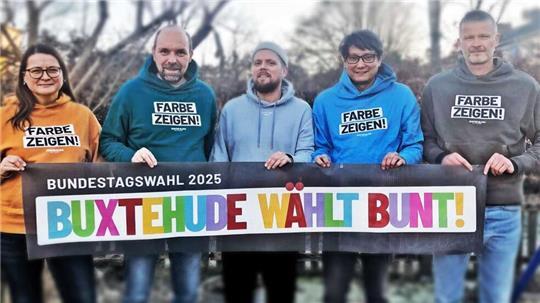 Ein Jahr nach der Kundgebung „Buxtehude steht auf!“ startet der Bunte Block - hier mit Rapper Normen Superior (Mitte) - eine Kampagne zur Bundestagswahl.