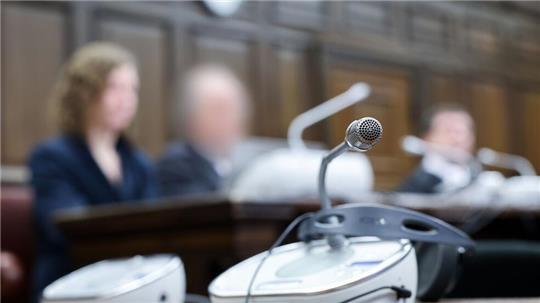 Ein Jahr und zehn Monate Haft auf Bewährung - so lautet das Urteil für einen Arzt, der 57 falsche Masken-Atteste in der Coronazeit ausgestellt hat.