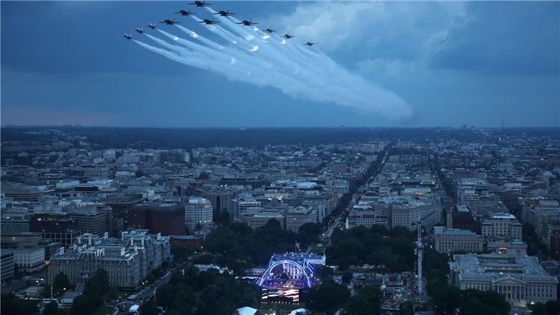 Blutige Käfigkämpfe vor Weißem Haus an Trumps 80. Geburtstag Ein Jet-Überflug ist Teil des Spektakels.