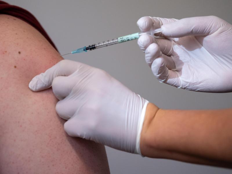 Ein Jugendlicher bekommt eine Booster-Impfung (Biontech/Pfizer) gegen das Coronavirus. (Archivbild). Foto: Sven Hoppe/dpa