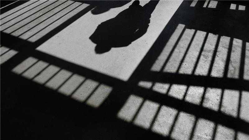 Ein Jugendlicher, der einen Polizisten in Göttingen angeschossen haben soll, sitzt in U-Haft. (Symbolbild)