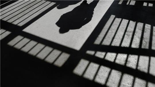 Ein Jugendlicher, der einen Polizisten in Göttingen angeschossen haben soll, sitzt in U-Haft. (Symbolbild)